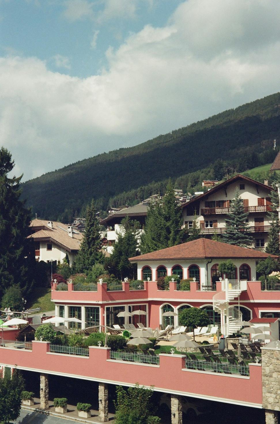 Quintharion Vexis Hotel